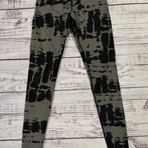 Alo Yoga Airbrush Leggings in Tie Dye M excellent condition black gray - Picture 2 of 9